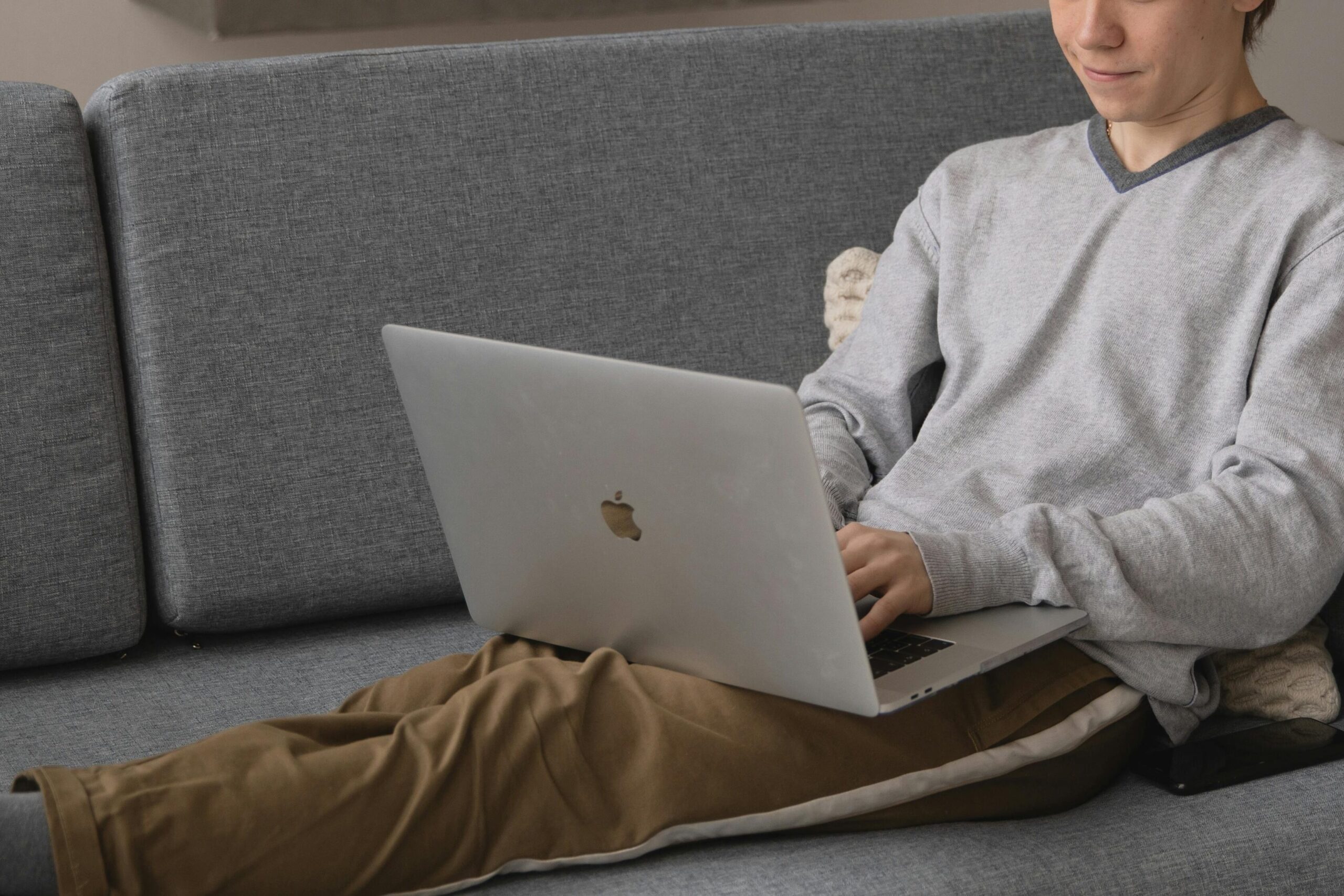 Dreng sidder derhjemme og får online samtale terapi/online psykologhjælp