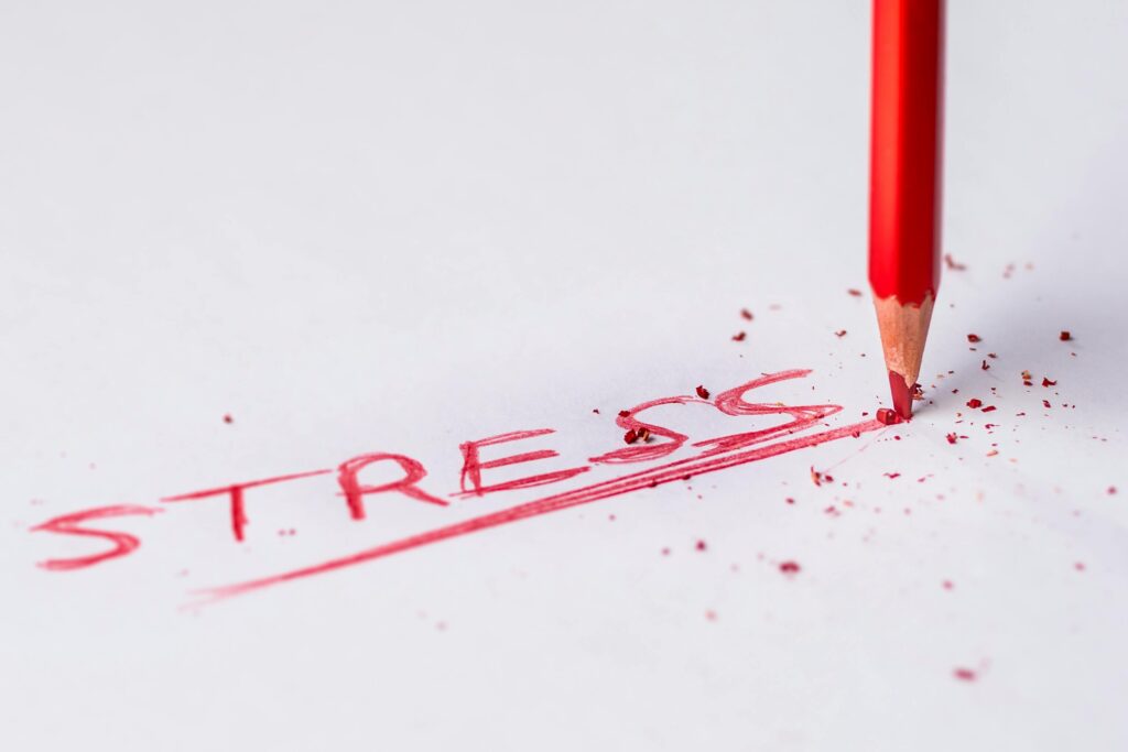 Et billede af ordet stress der er tegnet på et stykke papir, der symbolisere følelsen af stress som leder videre til afsnittet og psykologhjælp til stress.